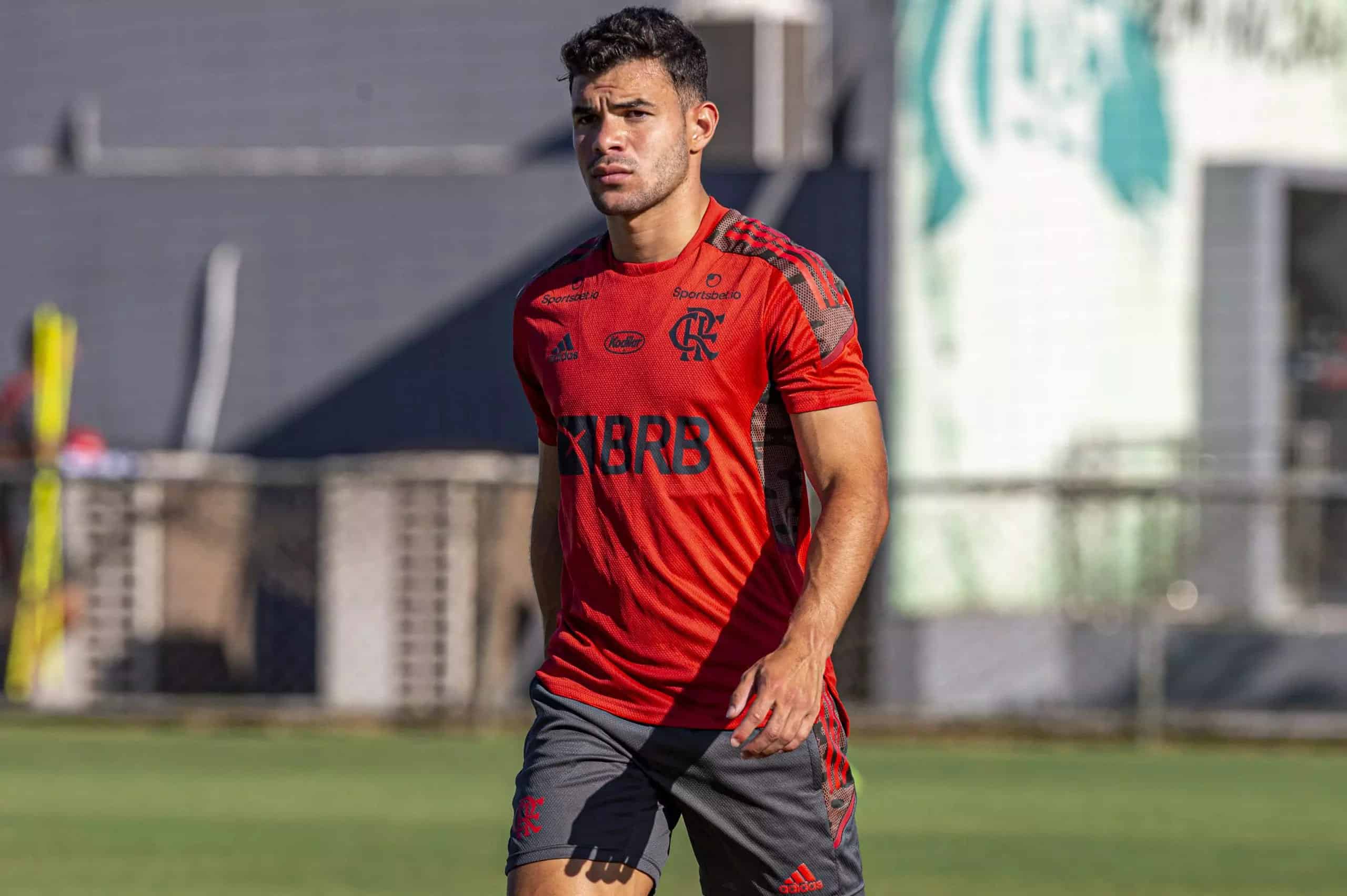 Flamengo define futuro do volante Daniel Cabral, de 22 anos
