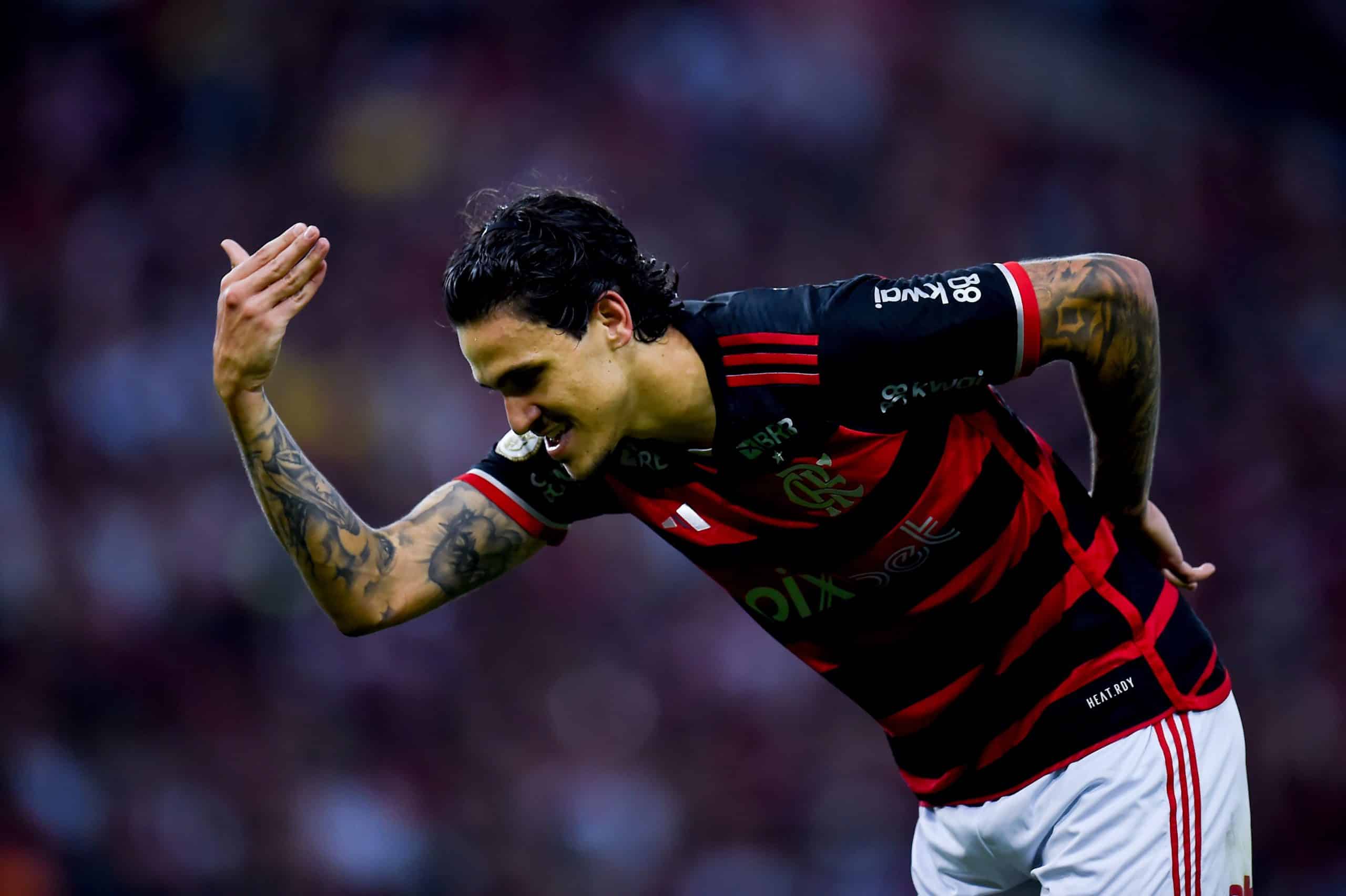 Pedro recebe homenagem da torcida do Flamengo no Maracanã