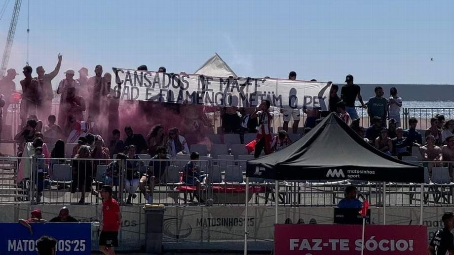 Torcida de clube português protesta contra possível compra pelo Flamengo: 'Metam o pé'