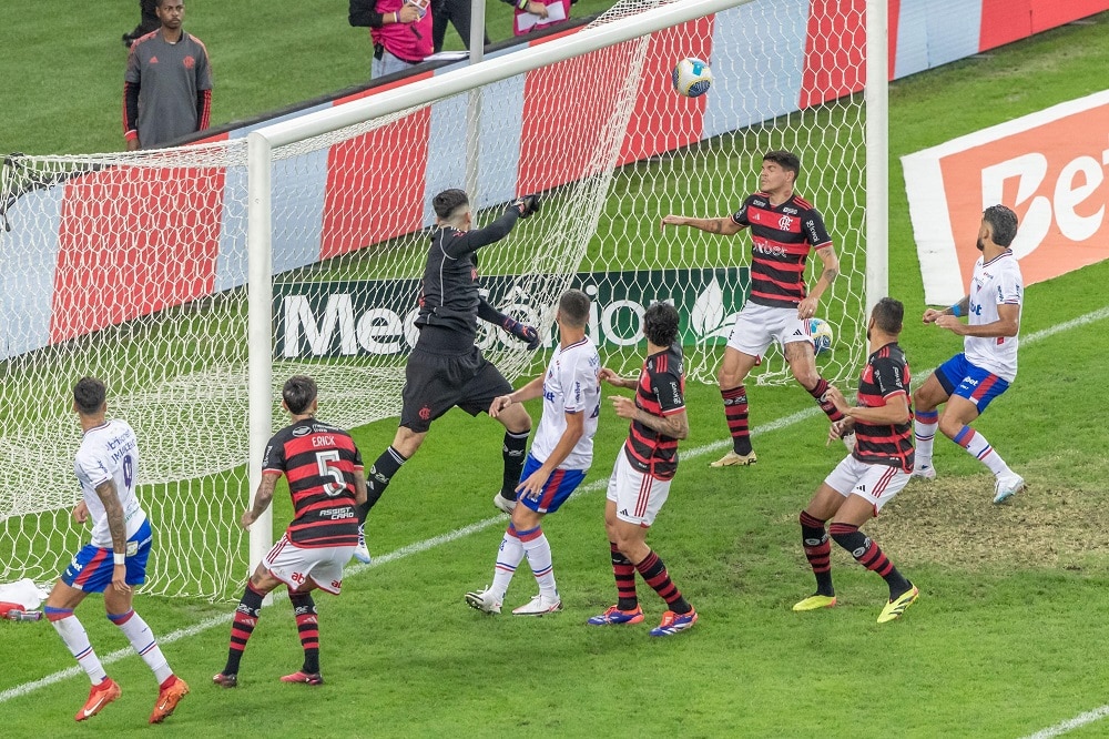 Flamengo tropeça diante do Fortaleza no Maracanã e perde a liderança para o Palmeiras - veja os gols