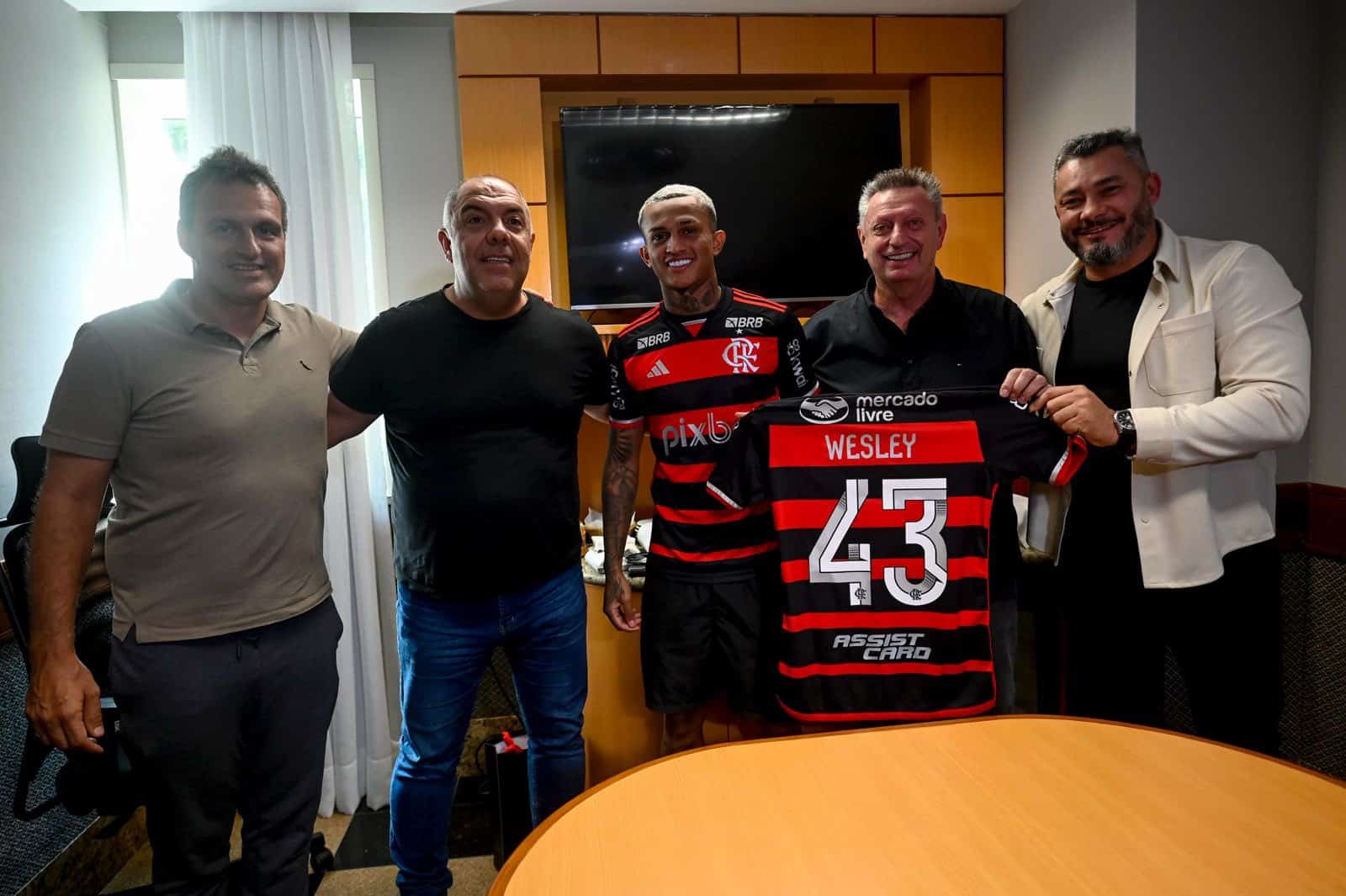 Flamengo oficializa renovação do contrato de Wesley até 2028 - confira