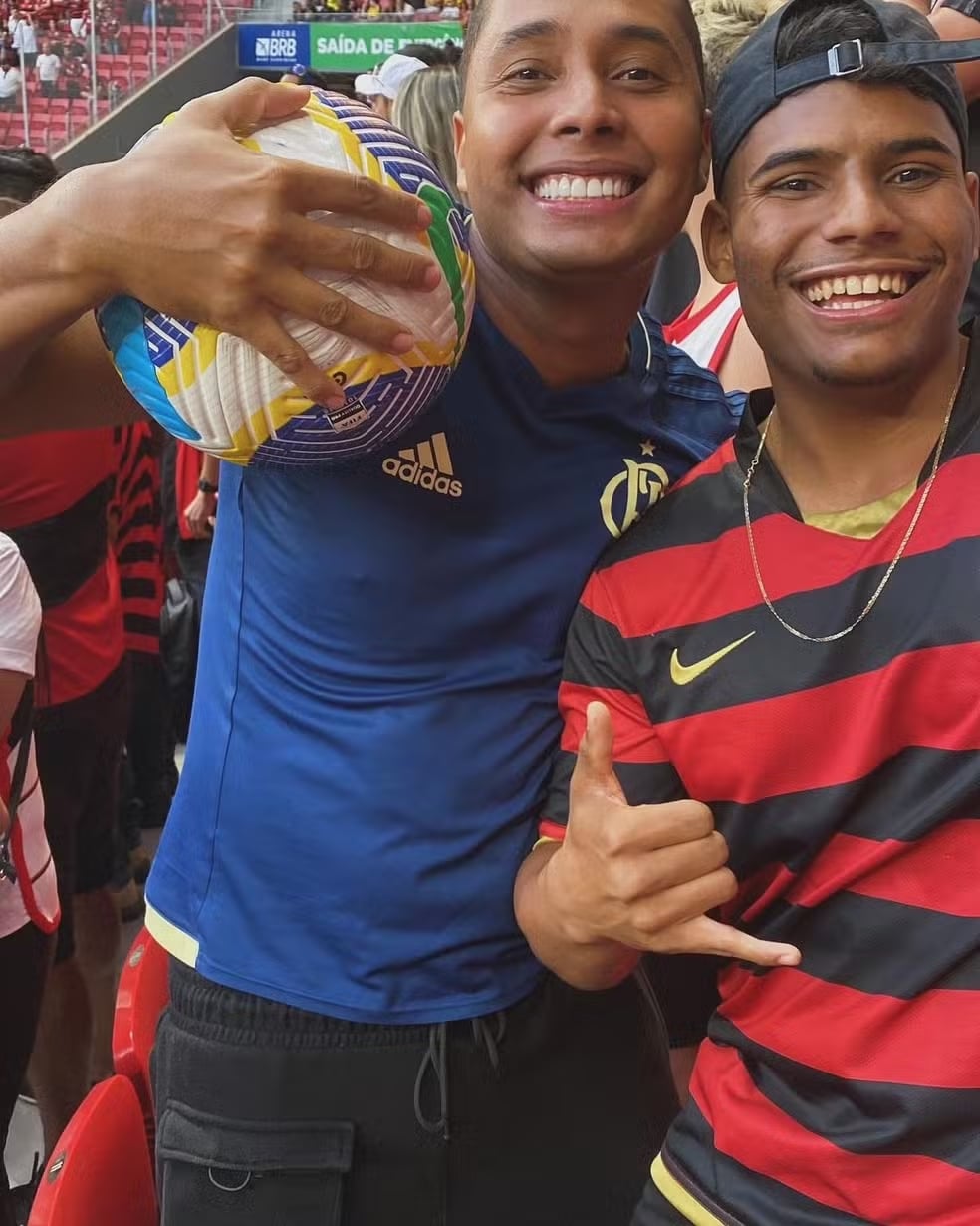 Torcedor envolvido em pênalti inusitado para o Flamengo faz sucesso em rede social - veja