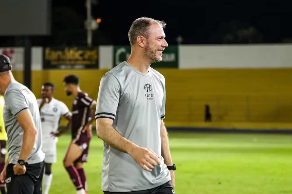 Técnico se despede da Ferroviária antes de ir para o Flamengo