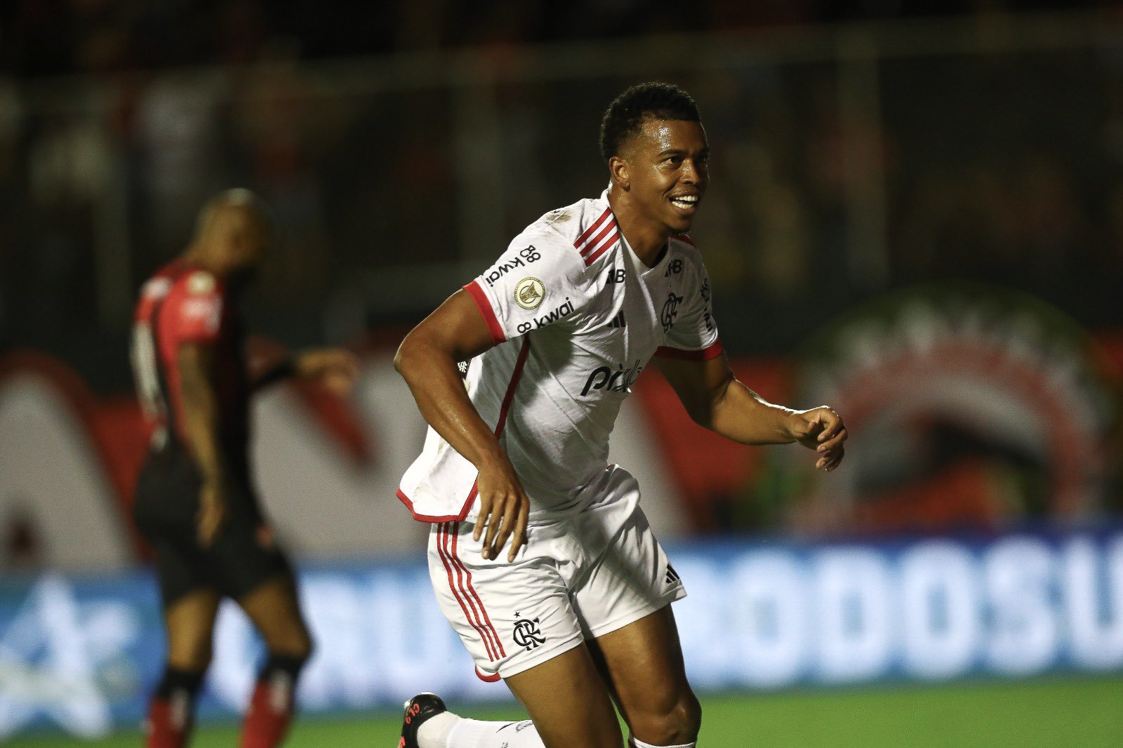 Torcida do Flamengo exalta Carlinhos após gol decisivo: "Gênio do futebol"