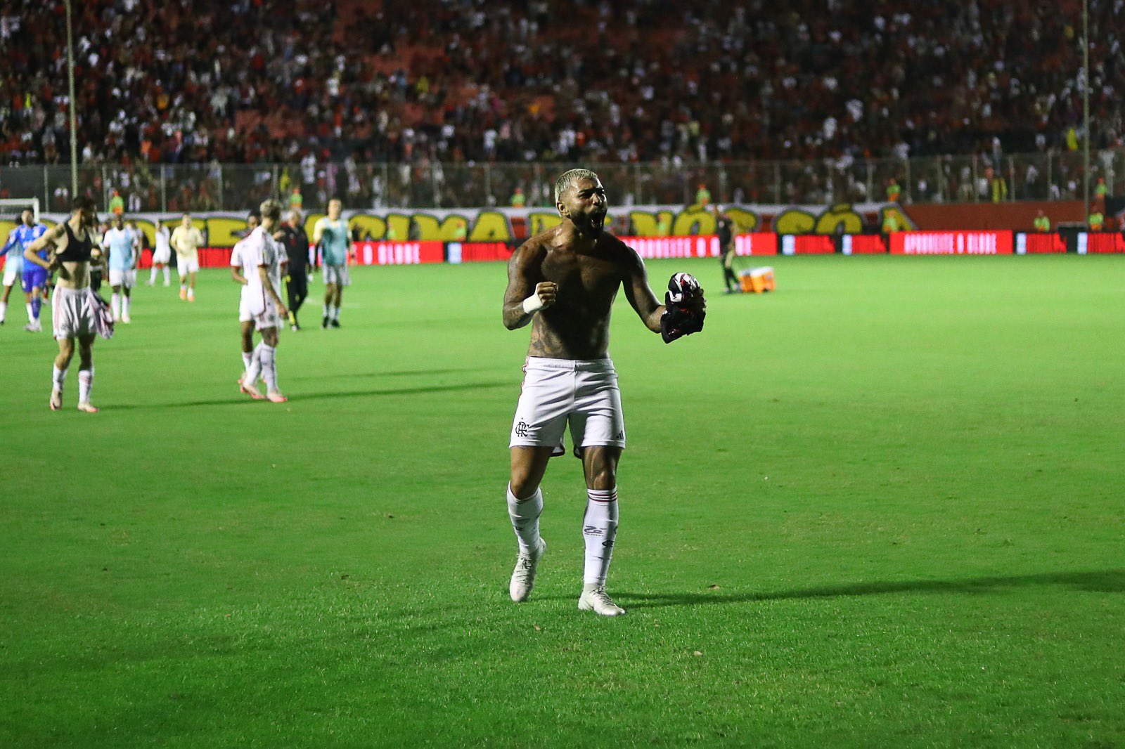 Gabitol e Tite protagonizam comemoração especial após gol de Carlinhos - Veja o vídeo