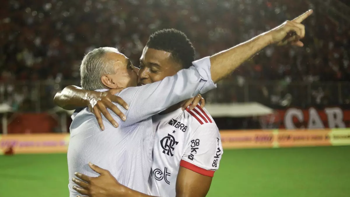 Tite comenta sobre abraço em Carlinhos e a importância do gol para o atleta: "É um momento de alegria"