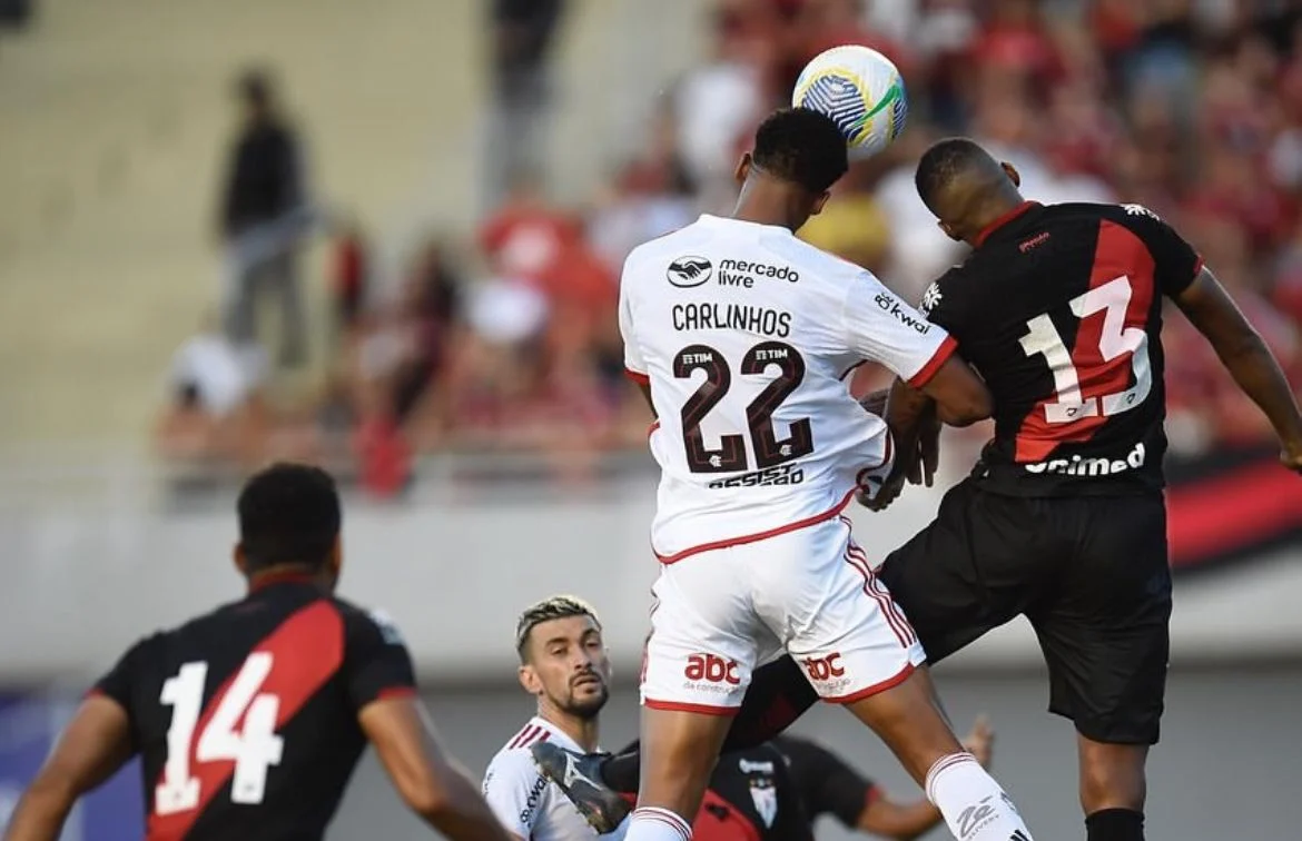 Carlinhos deve fazer segundo jogo como titular pelo Flamengo