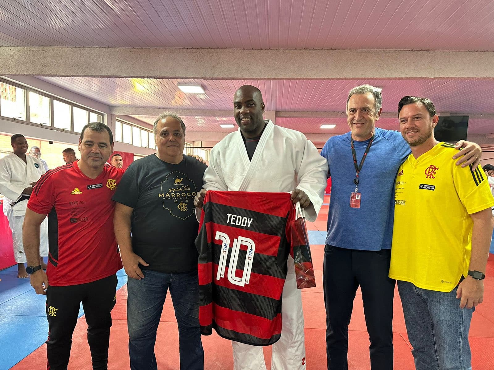 Responsável por acender a pira olímpica, Teddy Riner já treinou no Flamengo - relembre