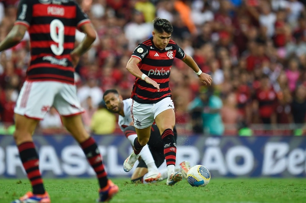 Árbitro dá cartão para Luiz Araújo por um motivo mas na súmula coloca outro - ação prejudica o Flamengo