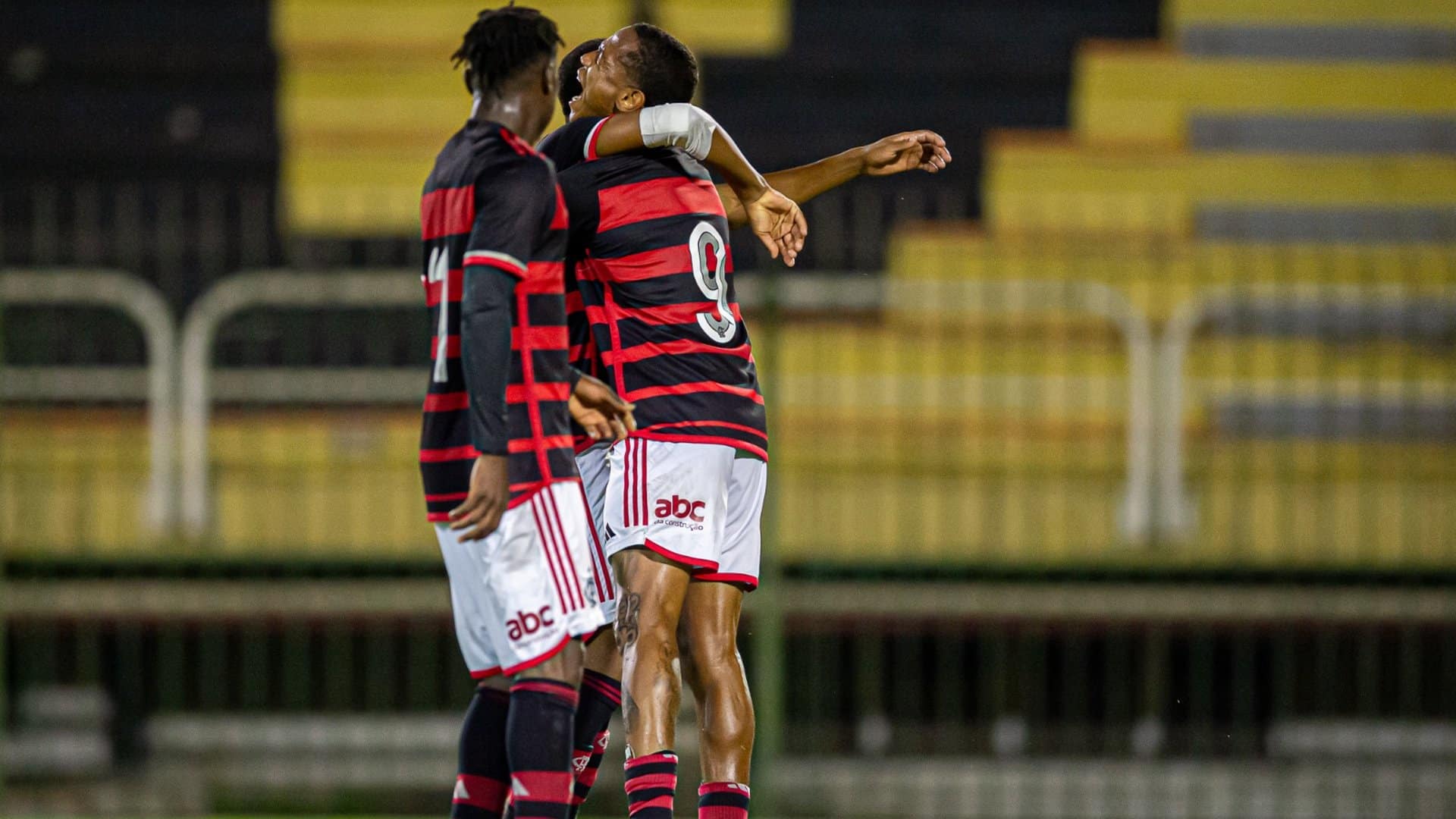 Com brilho de Wallace Yan, o Flamengo vence o São Paulo pelo Brasileirão sub-20