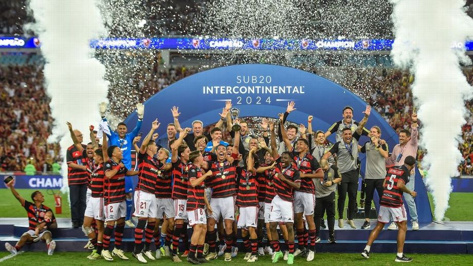 Meia do Flamengo provoca Palmeiras em festa do título intercontinental: 'Não tem Mundial, apanha na base e no profissional'