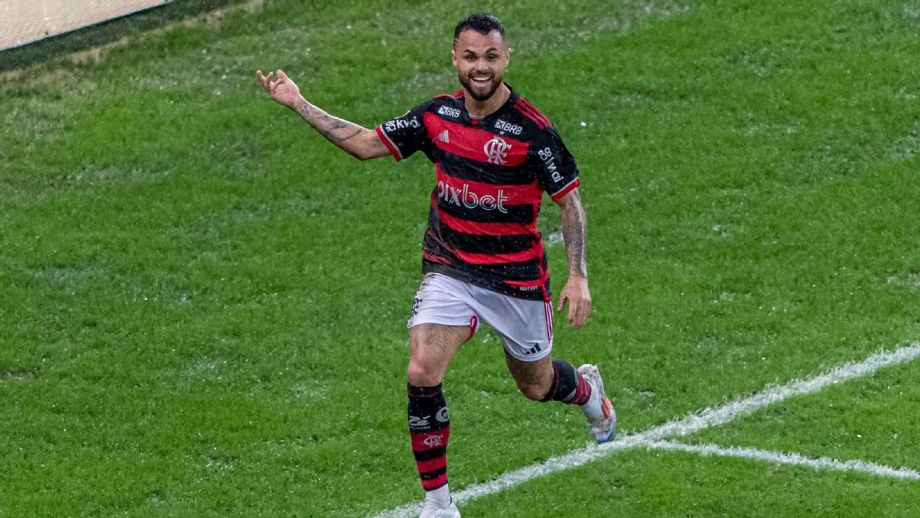 Michael reestreia no Flamengo com gol logo no começo e ganha 'elogio' de Gabigol