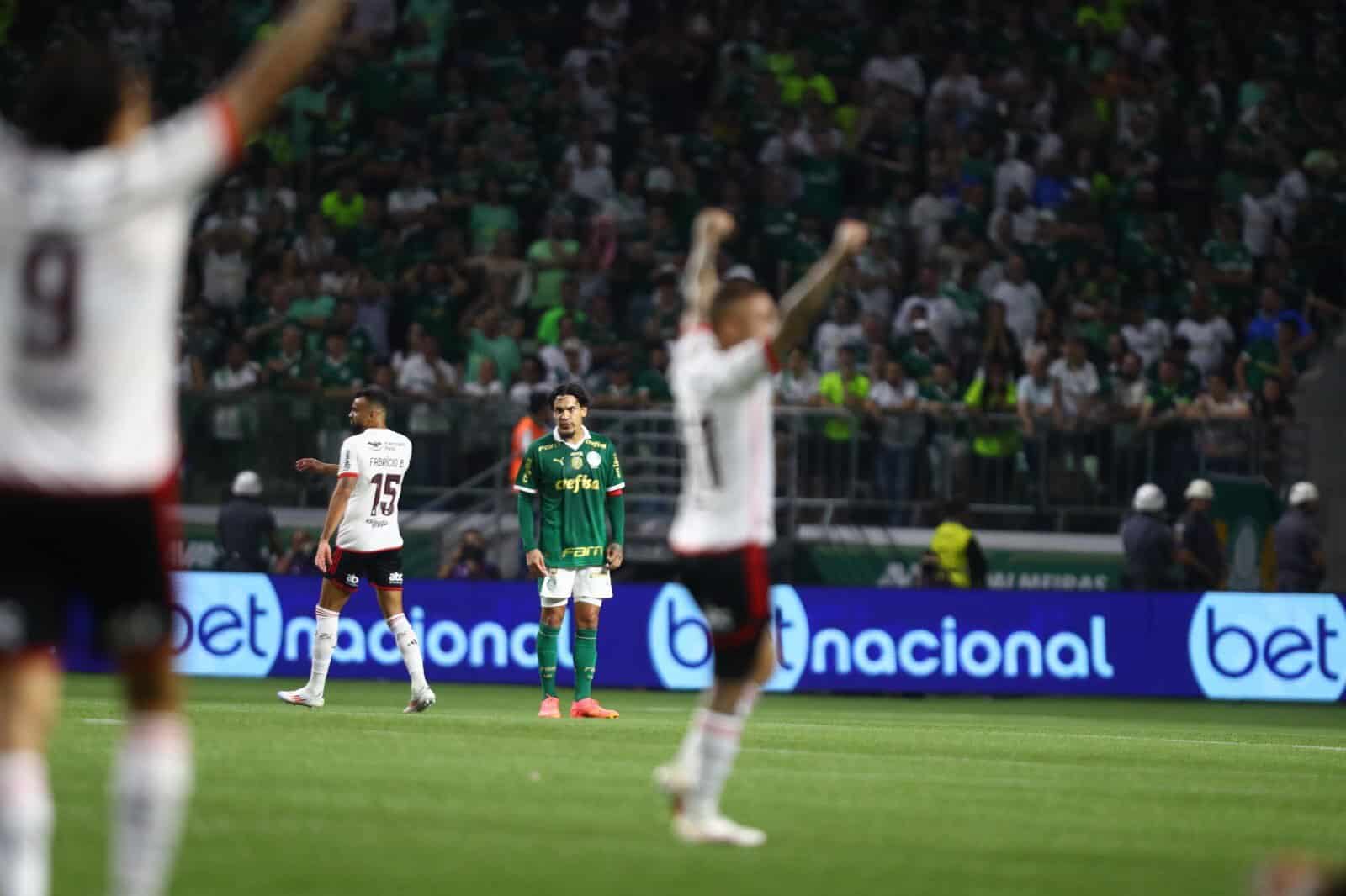 Flamengo é o único entre os cinco primeiros do Brasileirão, vivo em todas as competições