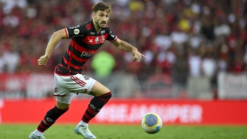 Matías Viña vai precisar passar por cirurgia no joelho mas há expectativa de retorno ainda nesta temporada