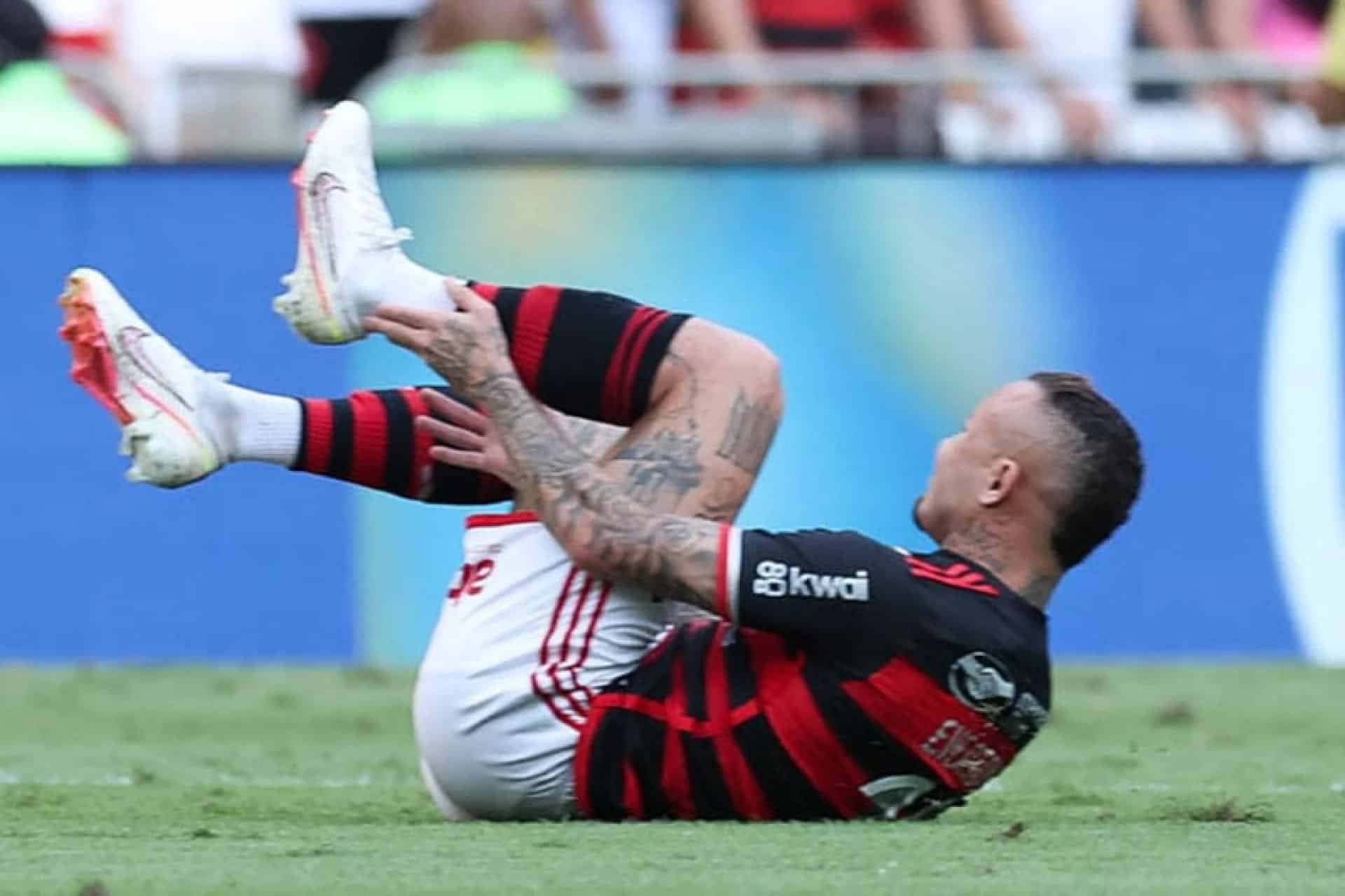 Tannure explica situação de atletas do Flamengo na zona mista do Maracanã