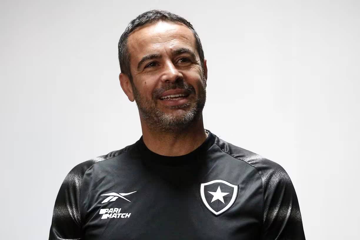 Técnico do Botafogo comenta sobre o clássico contra o Flamengo: "Vamos disputar com determinação"