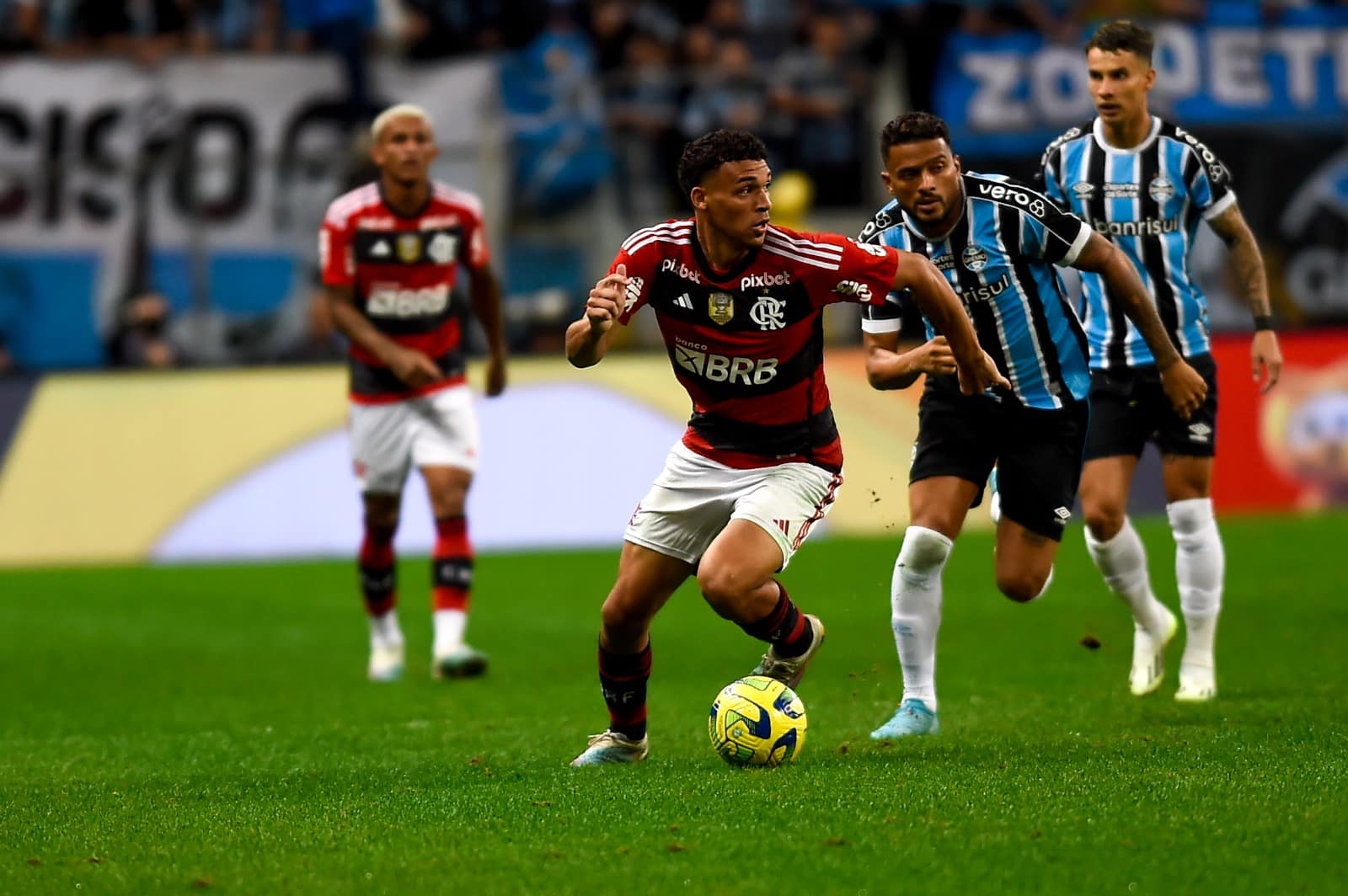 Com 97 minutos somados nos últimos 12 jogos, Victor Hugo deve ser emprestado pelo Flamengo