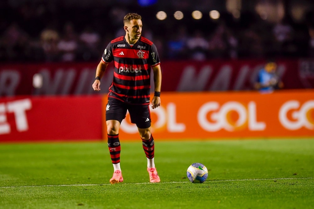 Flamengo sofre derrota para o São Paulo e perde a liderança do Brasileirão - veja o gol