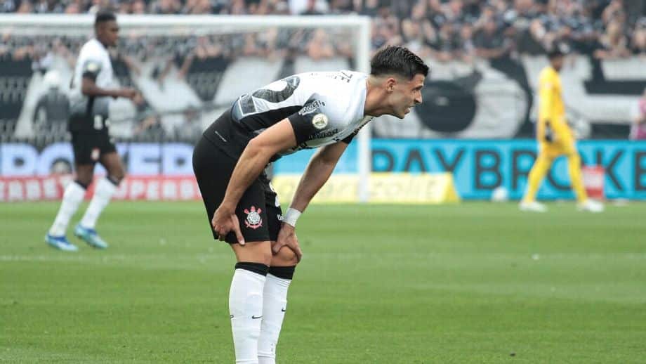 Héctor Hernández sofre lesão em Corinthians x Flamengo, deixa jogo com quatro minutos e chora no banco