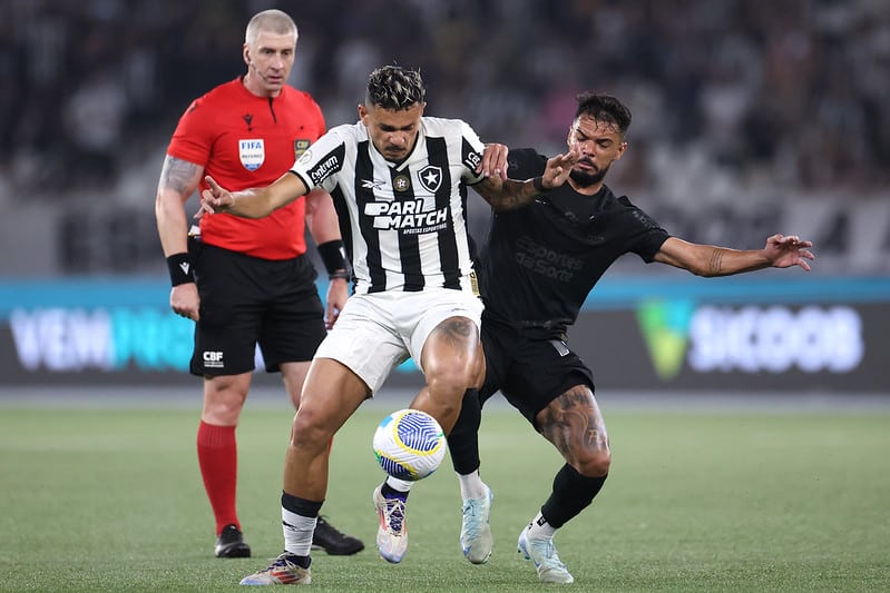 Botafogo vence o Corinthians e se isola na liderança do Brasileirão - Veja a diferença para o Flamengo