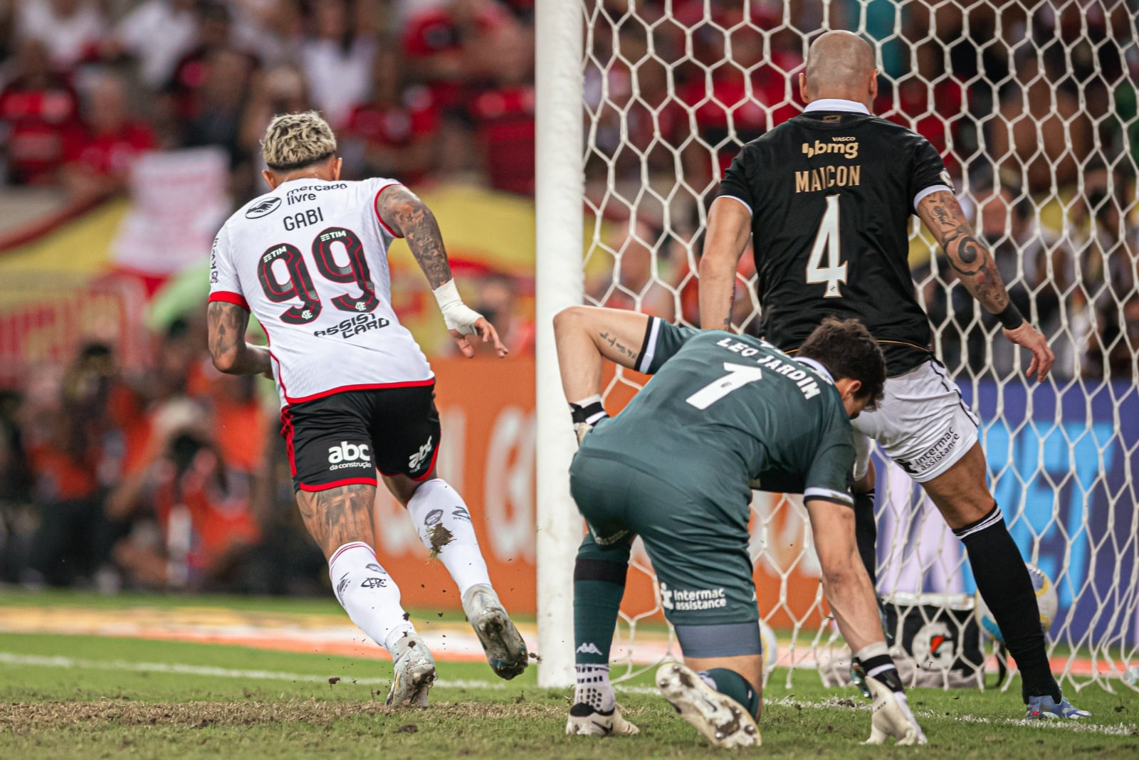 Flamengo x Vasco - escalações, horário e onde assistir o clássico da 26ª rodada