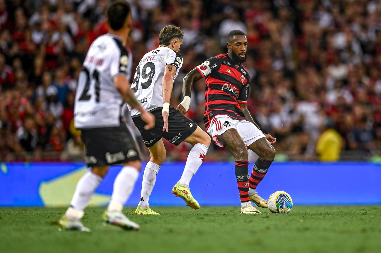 Flamengo sofre empate do Vasco nos minutos finais e se afasta ainda mais da liderança do Brasileirão