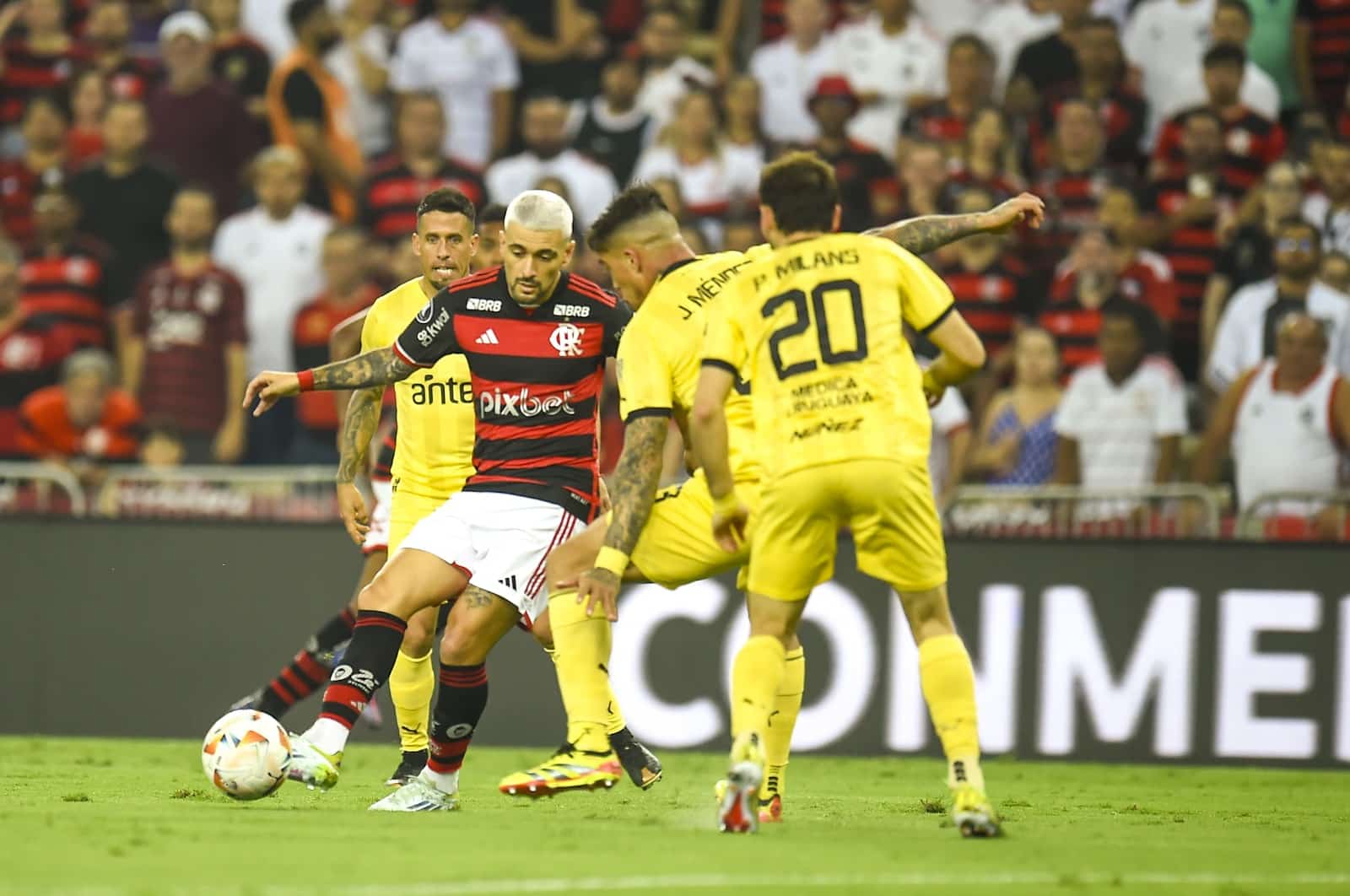 Jogador do Peñarol responde sobre cera do time uruguaio no Maracanã: "Faz parte do futebol"