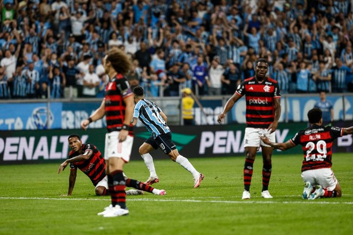 Flamengo perde para o Grêmio e vê diferença para o líder chegar a 11 pontos - veja os gols da partida