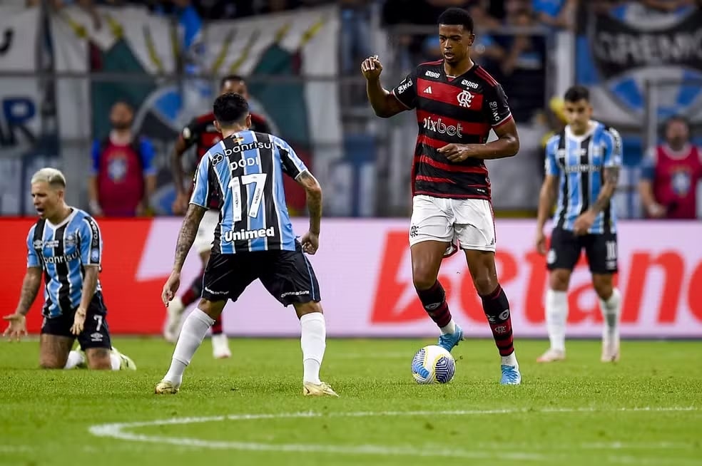 Flamengo afirma que Carlinhos foi alvo de injuria racial no estádio do Grêmio