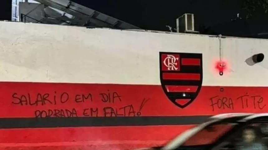 Após derrota do Flamengo para o Grêmio, torcedores picham o muro da Gávea: "Fora Tite"