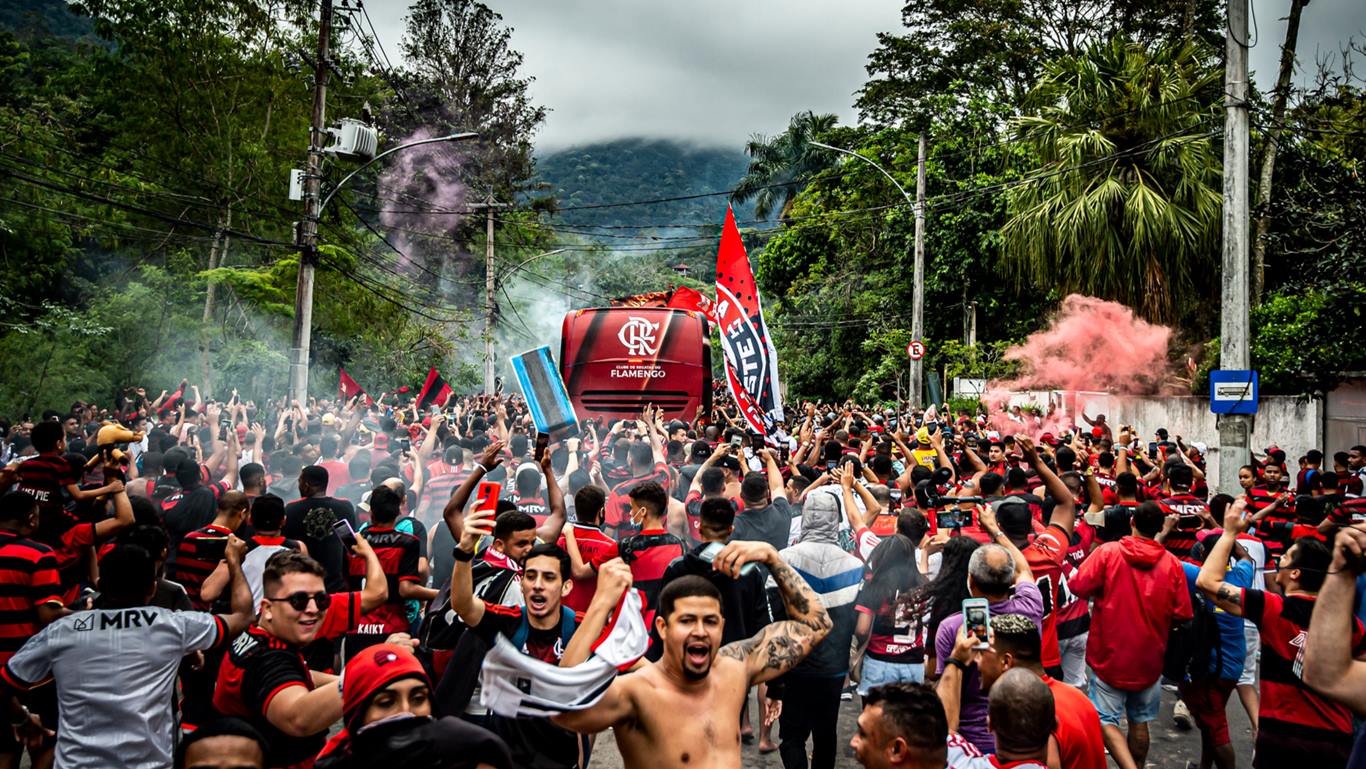 Torcedores do Flamengo se mobilizam para realizar AeroFla no embarque do time para o Uruguai