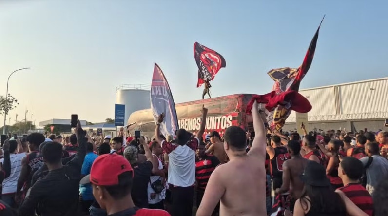 Libertadores - torcedores realizam AeroFla no embarque do time para o Uruguai