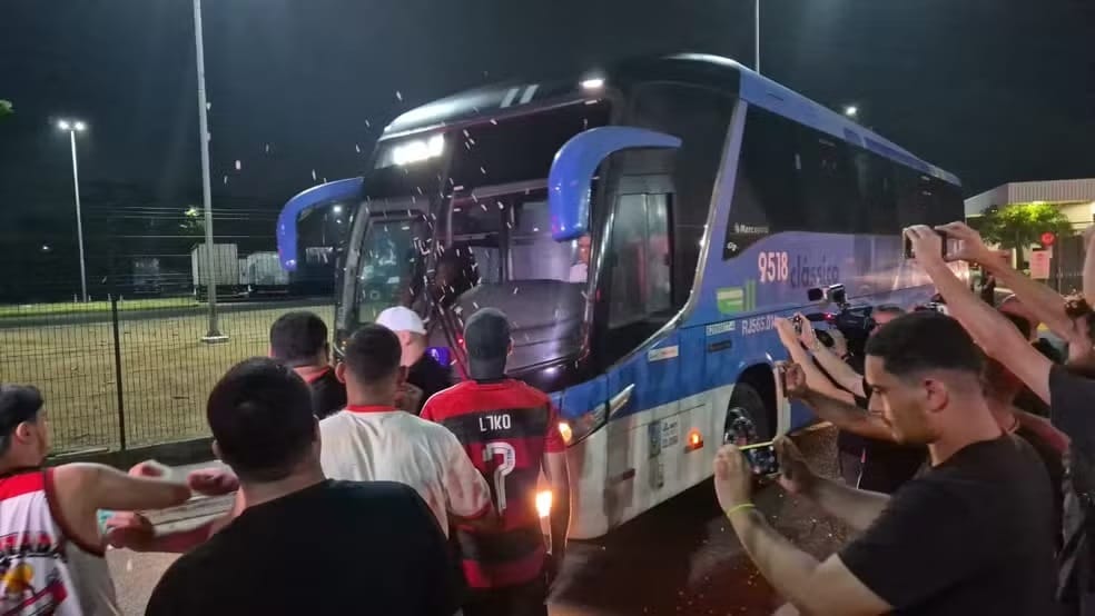 Após eliminação, delegação do Flamengo desembarca no Rio de Janeiro sob fortes protestos