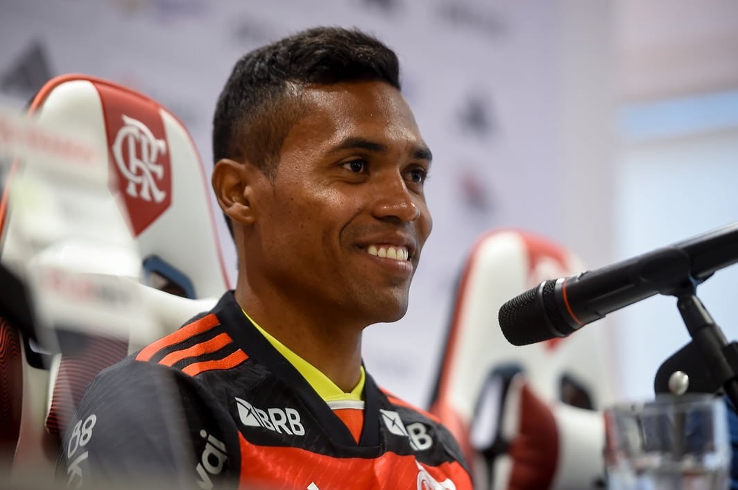 Alex Sandro revela conversa com jogador da Juventus: "Já me perguntou como é aqui"