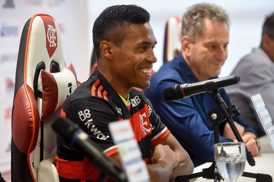 Alex Sandro revela troca de mensagens com Alcaraz antes de acerto com o Flamengo