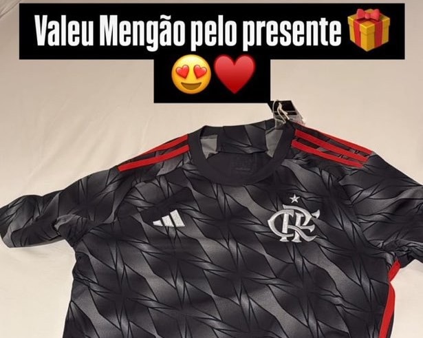 Jogador da Premier League recebe nova camisa 3 do Flamengo e agradece: "Valeu, Mengão"