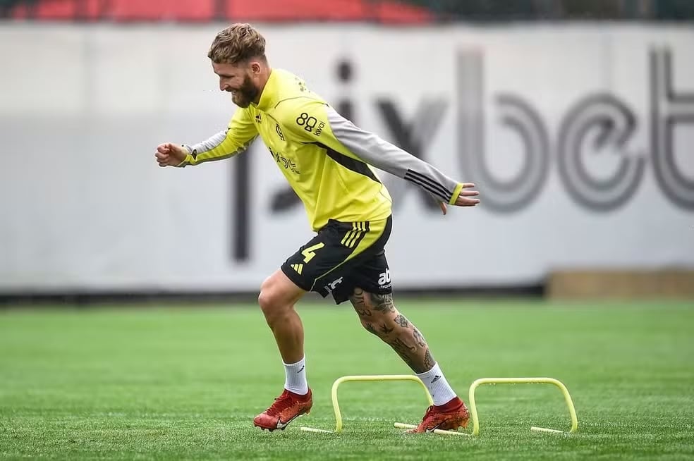 Zagueiro do Flamengo leva multa por chegar atrasado em treino