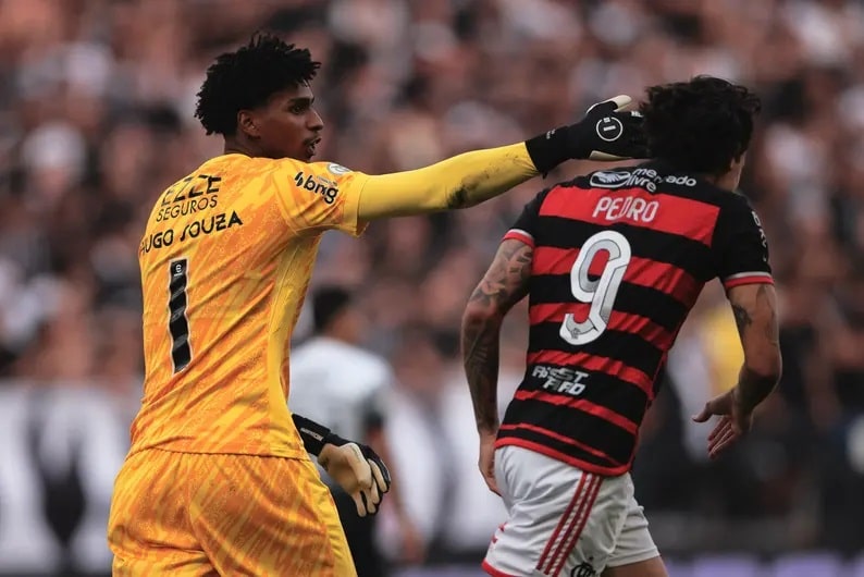 Corinthians bate o martelo sobre escalar ou não Hugo Souza para decisão contra o Flamengo