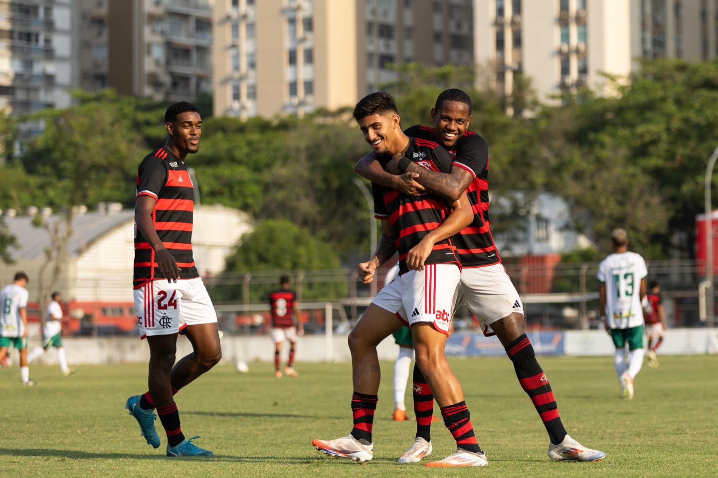 Sub-20 goleia em primeiro jogo sem Filipe Luís