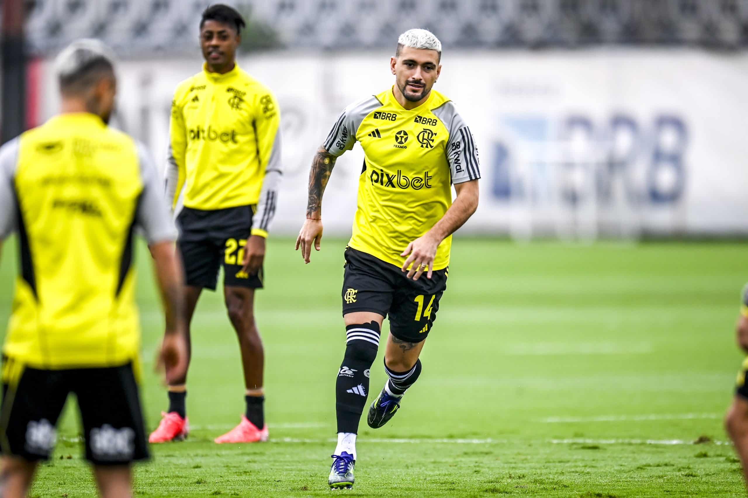 Filipe Luís definiu time titular do Flamengo em treino na manhã deste sábado (19)