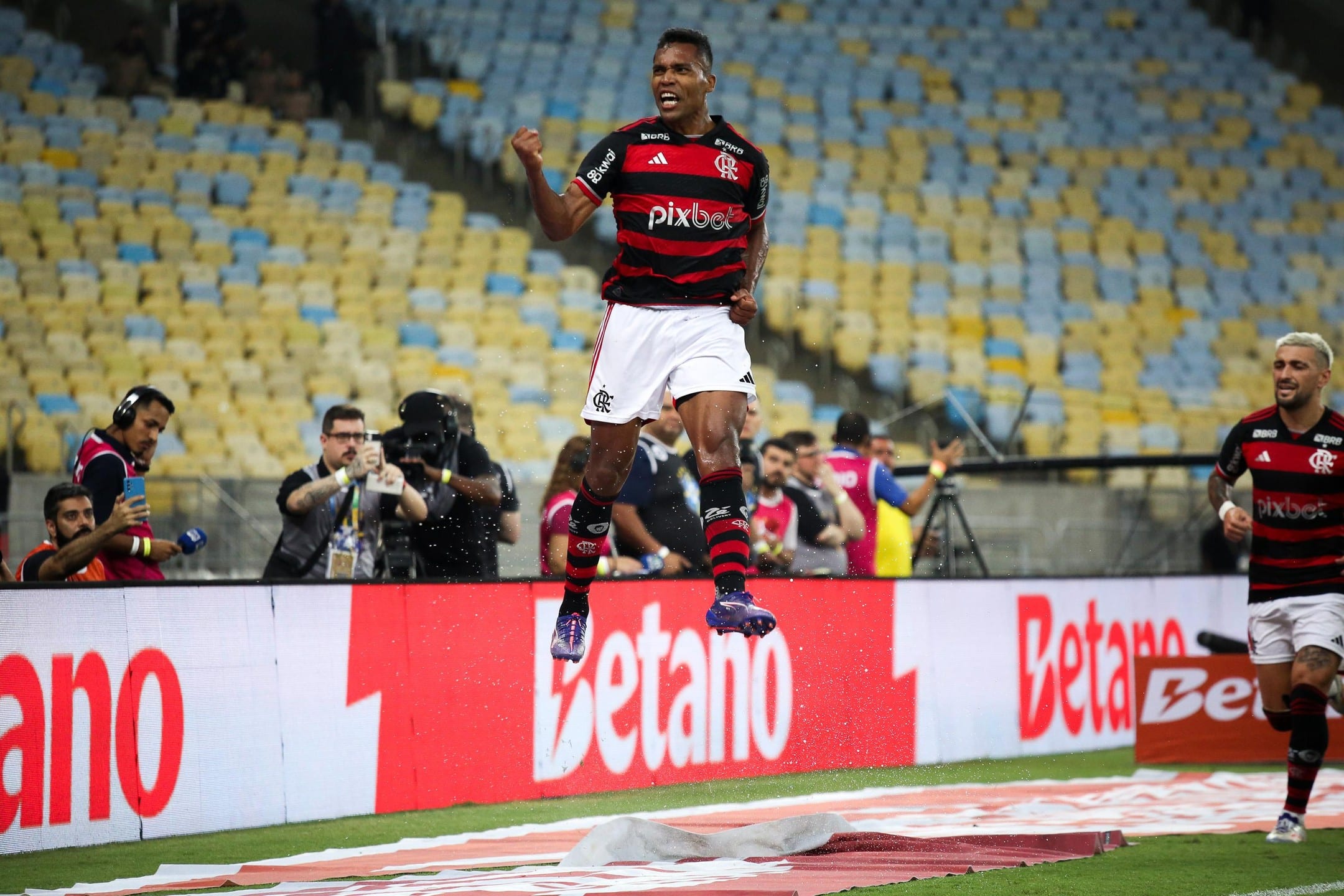 Flamengo derrota o Corinthians com grande atuação na estreia de Filipe Luís como técnico - veja o gol da vitória