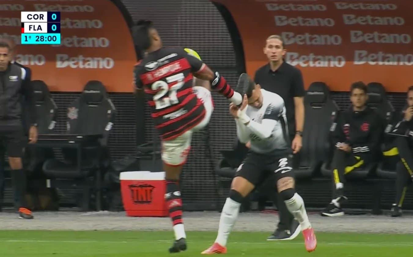 Em lance com Matheuzinho, Bruno Henrique é expulso ainda no primeiro tempo contra o Corinthians