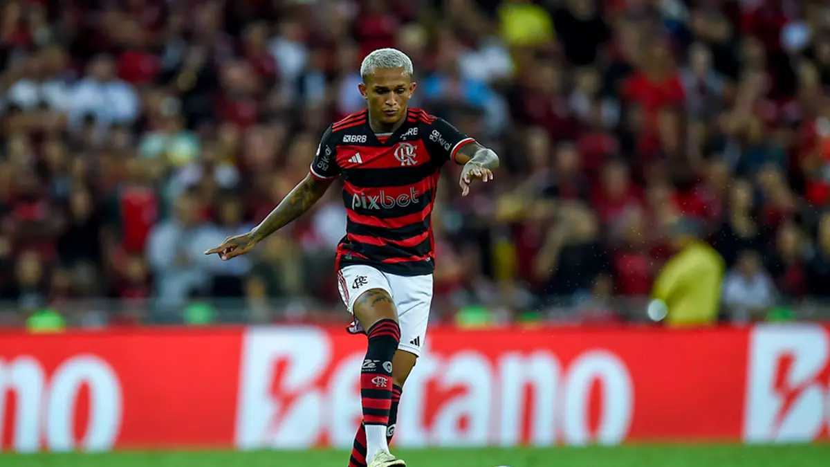 Após classificação do Flamengo, Wesley "responde" provocação de Matheuzinho, do Corinthians