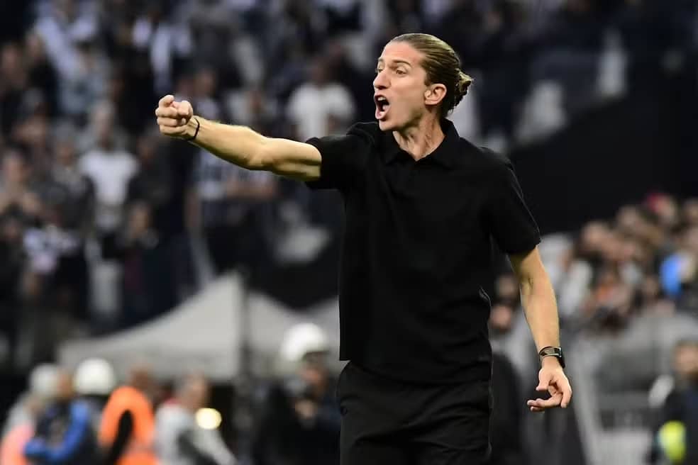 Filipe Luís sobe o tom com arbitragem no futebol brasileiro e pede "respeito" ao Flamengo