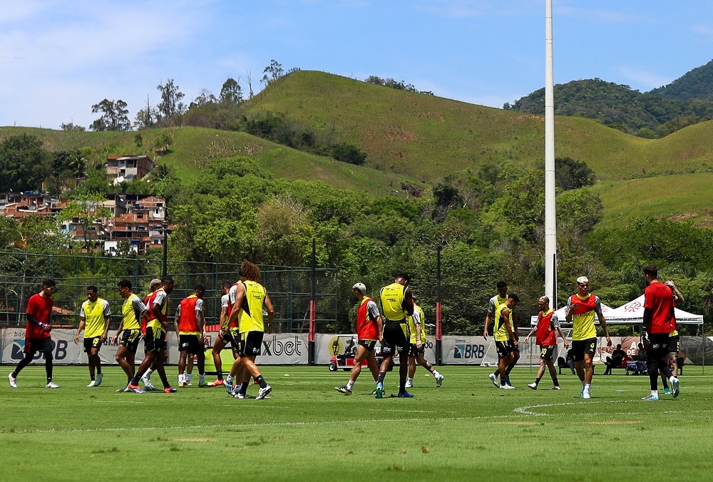 Provável escalação - Evertton Araújo larga na frente de Alcaraz pela vaga de De La Cruz