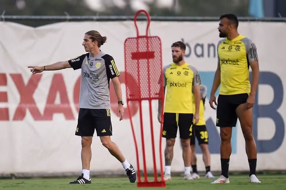 Foco na final: Filipe Luís dará início à preparação para duelo contra o Atlético-MG nesta quinta-feira