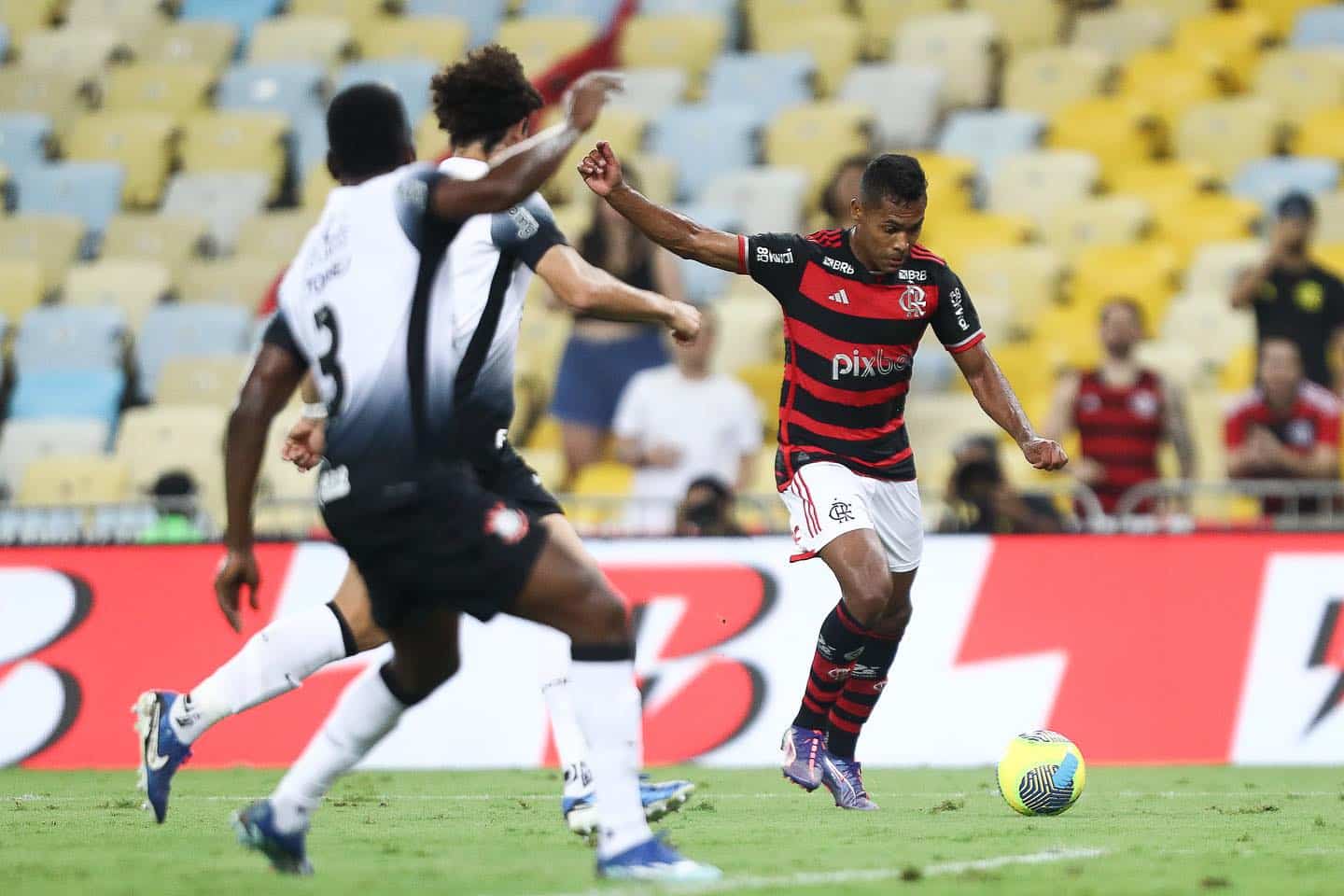 Alex Sandro explica o que pensou em lance de gol do Flamengo contra o Corinthians