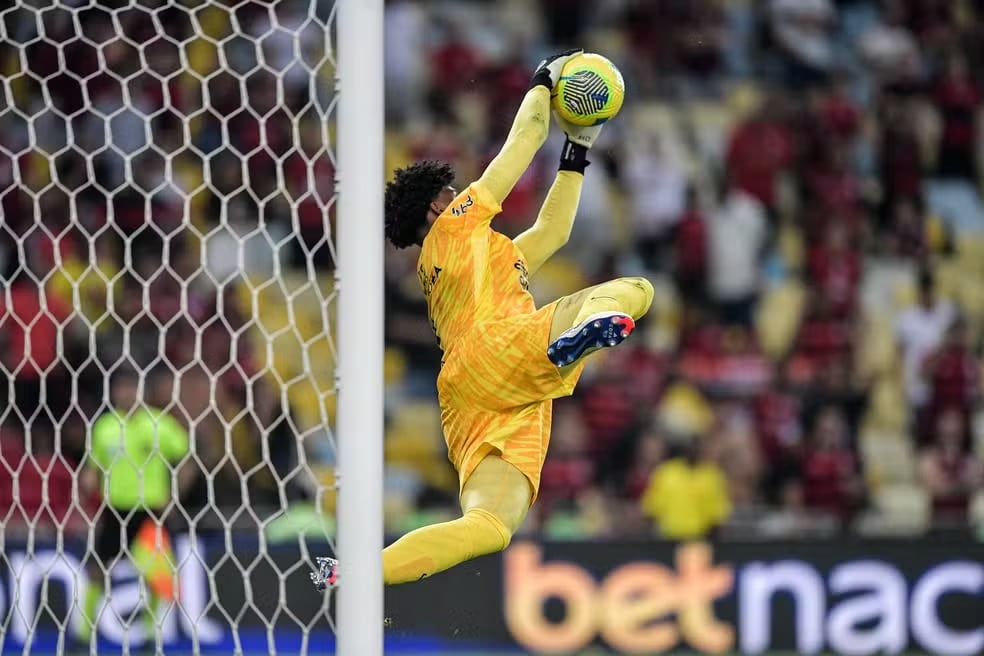 Corinthians paga multa ao Flamengo por escalar Hugo Souza na Copa do Brasil