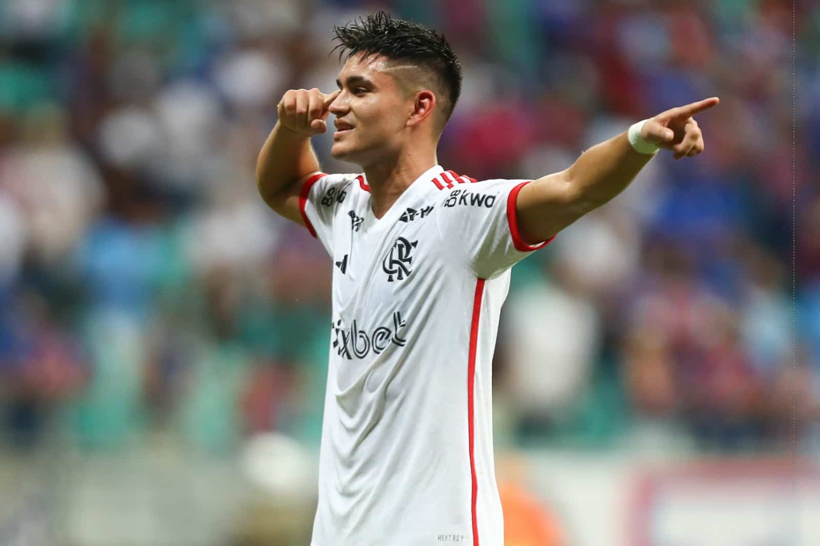 Após primeiro gol pelo Flamengo, Alcaraz agradece a Gerson: "Uma grande referência"