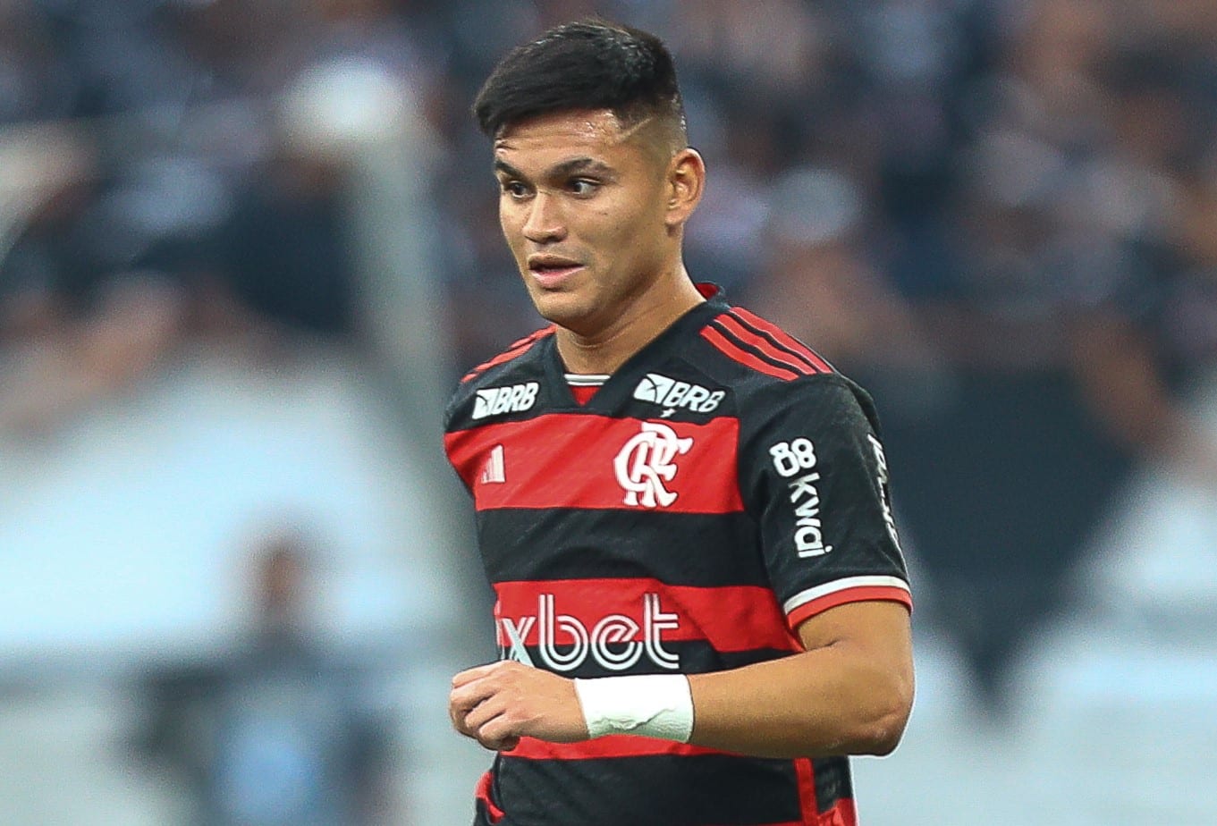 Com menos de dois meses no Flamengo, Alcaraz analisa diferenças de futebol brasileiro para Europa